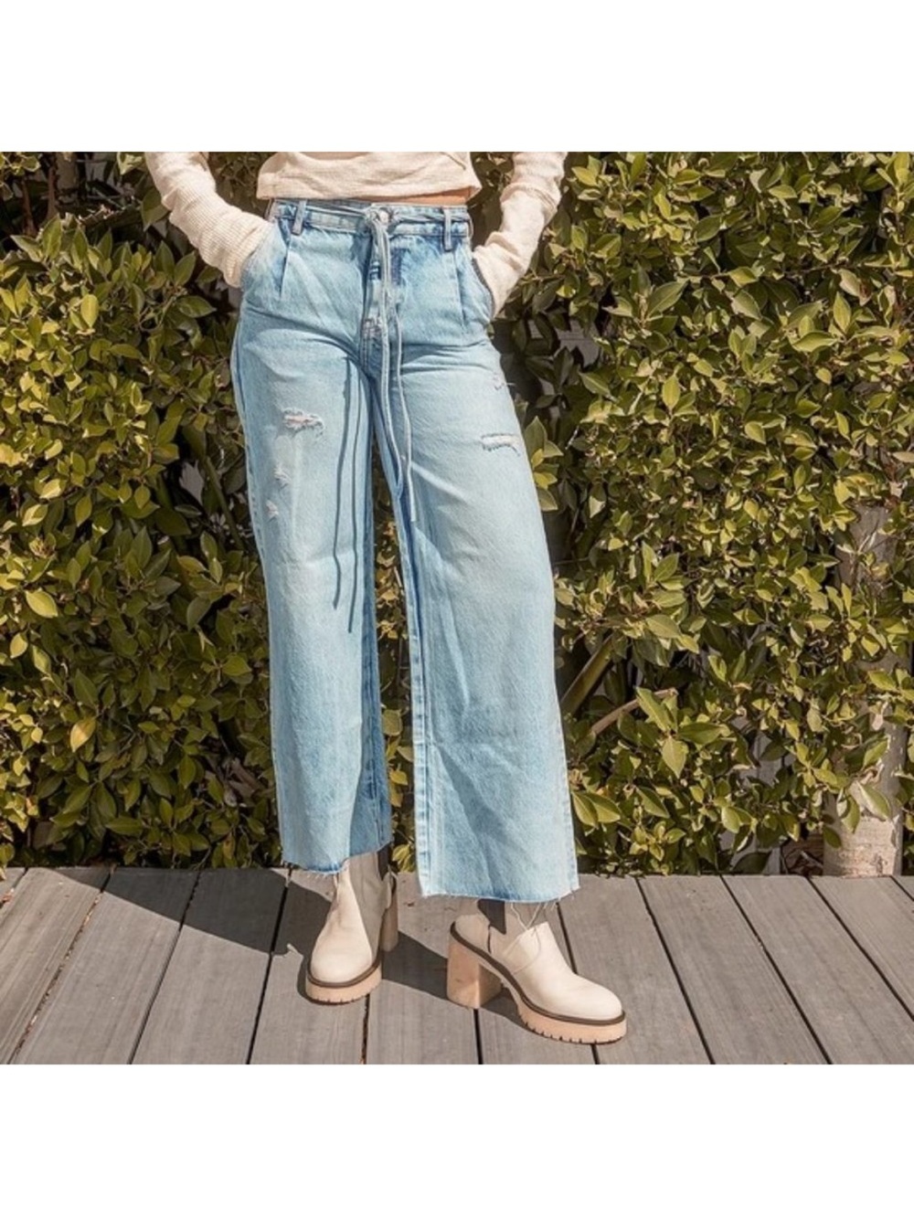 We The Free Kinsey Light Wash Distressed Wide Leg Cropped Jeans‎ Size 28 acid